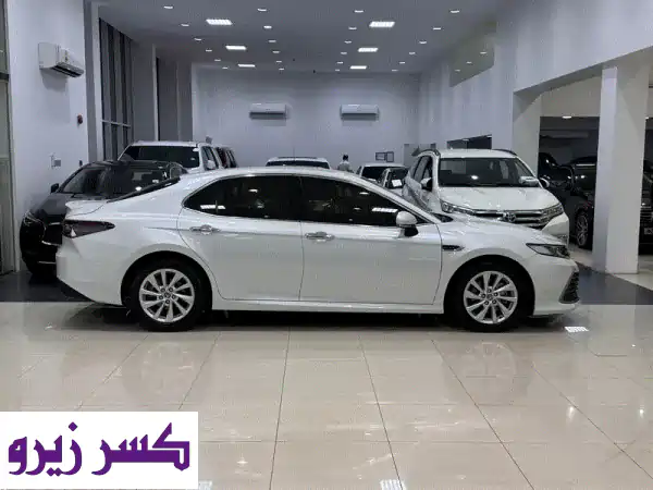 فرصة ذهبية: تويوتا كامري GLE 2022 أبيض بحالة الوكالة | تحت الضمان - للبيع في البحرين