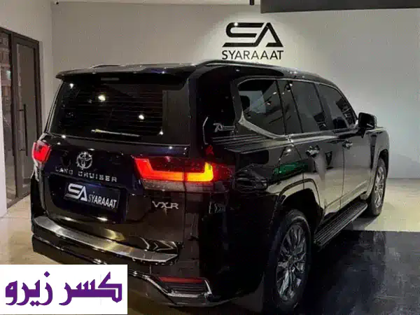 امتلك الأسطورة! تويوتا لاندكروزر VXR 2022 أسود | 62 ألف كم فقط | ضمان الوكالة وتأمين شامل | فخامة وقوة لا تُقاوم.