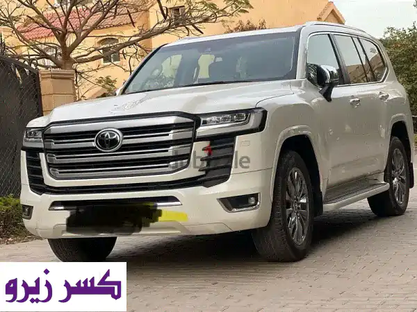 تويوتا لاند كروزر 2022 VXR - بيضاء، فل كامل، بحالة ممتازة!