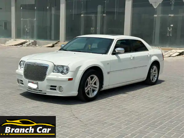 كرايسلر 300C أبيض 2006 كامل المواصفات: فخامة وأداء لا يُضاهى بسعر مغرٍ!