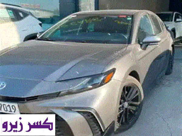 استلمها الآن: تويوتا كامري SE Plus 2025 هايبرد - 25 ميل فقط! لون نفطي (Black Top) مميز، جاهزة للتسليم في بغداد!