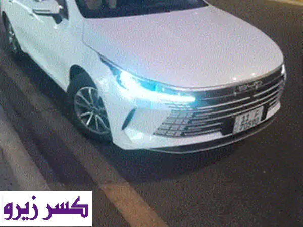 بي واي دي دستروير لون ابيض صدفي موديل ⁦⁦2025⁩⁩ رقم بغداد باسمي